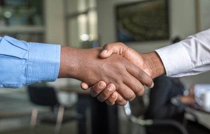 Twee mensen schudden elkaar de hand
